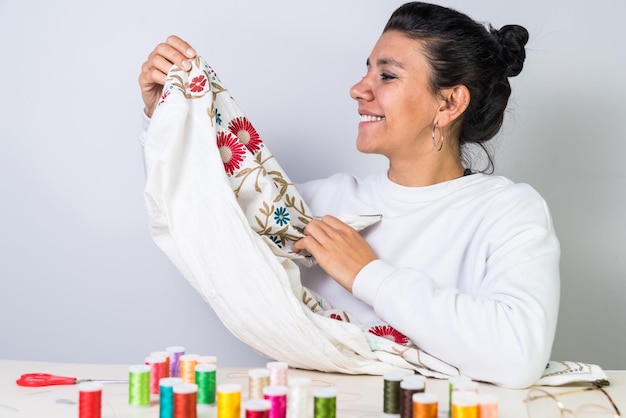 Atelier broderie cu participanți